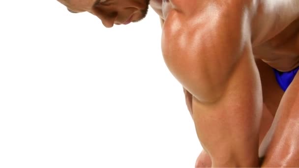 Jonge atleet treinen biceps zilveren halters — Stockvideo