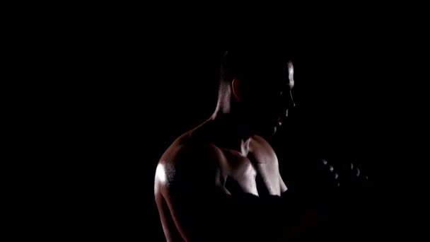 Boxeador entrenamiento sombra boxeo sobre fondo negro — Vídeo de stock