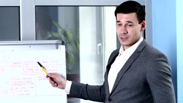 Businessman flipchart spiega su un certo argomento. primo piano — Video Stock