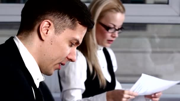 Sarışın gözlük iş yerinde meslektaşı ile konuşma taşıyan ve belgeleri iletmek — Stok video