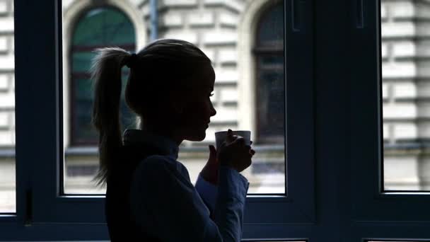 Silhouette Businesswoman in piedi alla finestra dopo una giornata intensa. Rallentatore — Video Stock