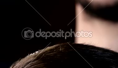 Erkek saç kesimi içinde şık bir berber dükkanı. Sihirbaz çalışma makasla gerçekleştirir