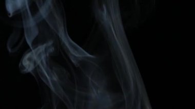 Siyah arka planda kahve ile Sigara fincan
