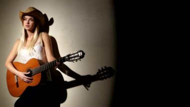 Sevimli kız parlak duygular ile akustik gitar çalış - siyah arka plan izole.