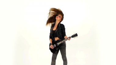 Beyaz bir arka plan üzerinde elektrik gitar ile güzel genç esmer kız. Yavaş çekim.