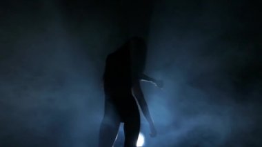 Bir gece kulübünde dans eden kadın siluetleri. Yavaş çekim.