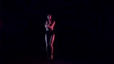 Kelepçe ve büyük afro saç kesimi ile güzel esmer kadın. Yavaş çekim.