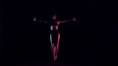 Kelepçe ve büyük afro saç kesimi ile güzel esmer kadın. Yavaş çekim.