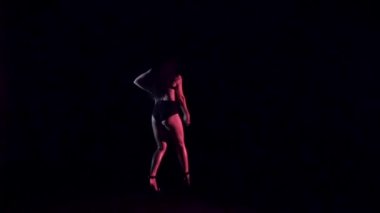 Kelepçe ve büyük afro saç kesimi ile güzel esmer kadın. Yavaş çekim.