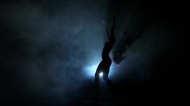Bir gece kulübünde dans eden kadın siluetleri. Yavaş çekim.