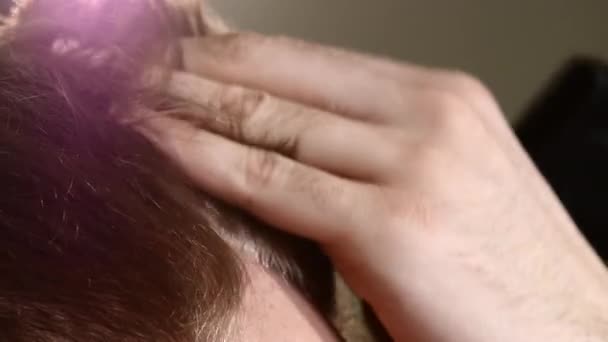 Mestre seca o cliente de cabelo. Estão lindamente espalhados em direções diferentes. close-up, câmera lenta — Vídeo de Stock