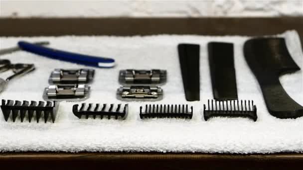 Barbearia: ferramentas de cabeleireiro deitado em uma toalha branca. Fecha. Movimento lento — Vídeo de Stock