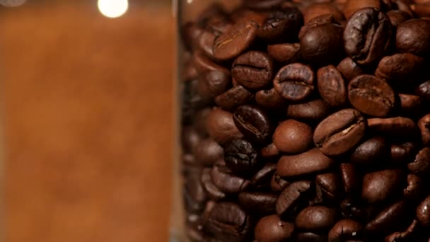 Geroosterde koffiebonen in fles, close-up — Stockvideo
