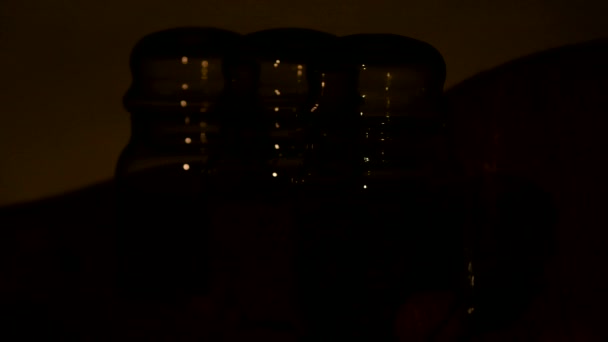 咖啡豆在瓶子上麻袋 — 图库视频影像