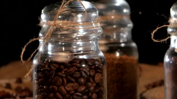 Geroosterde koffiebonen in fles op het geplunderde, CAM beweegt naar boven — Stockvideo