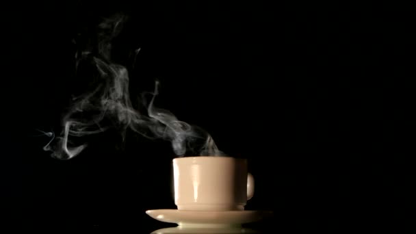 Taza de café blanco al vapor sobre fondo negro — Vídeo de stock