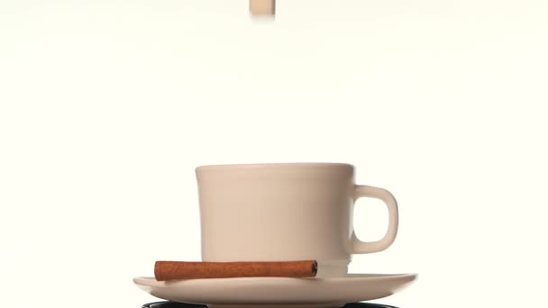 Verser du café avec du sucre dans une tasse et de la cannelle, au ralenti 