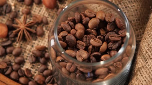 Haut de verser des grains de café dans une bouteille sur le fond avec noisette, anis, ralenti — Video