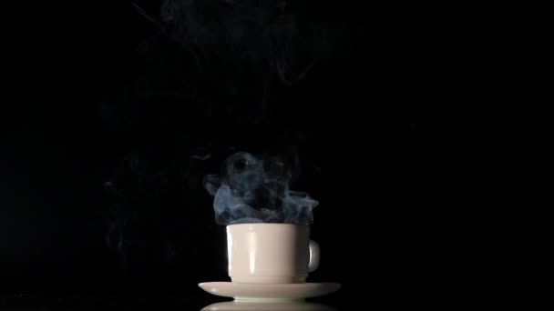 Taza aislada con café caliente sobre fondo negro — Vídeos de Stock