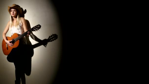 Menina bonito toca na guitarra acústica com emoções brilhantes - isolado no fundo preto . — Vídeo de Stock