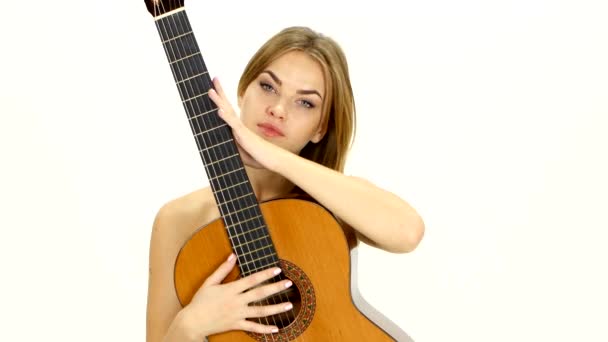 Sexy junge Frau mit Gitarre — Stockvideo