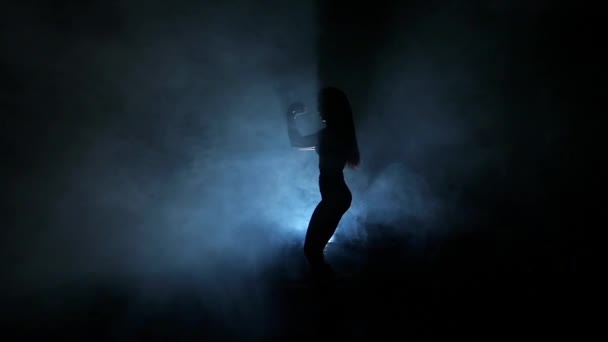 Dansen silhouetten van de vrouw in een nachtclub. Slow Motion. — Stockvideo