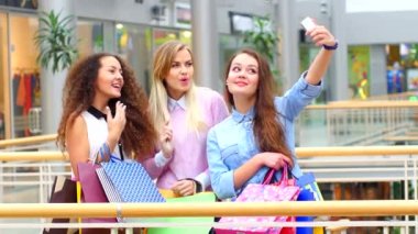 Şehirde selfie çeken alışveriş poşetleri ile mutlu en iyi arkadaş grubu - Kız arkadaşları yürüyüş ve eski şehir etrafında yaz aylarında eğlenmek - Güneşli bir günde bir mola sırasında Üniversite öğrencileri