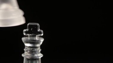 Bir satranç taşı bırak. siyah arka plan üzerinde