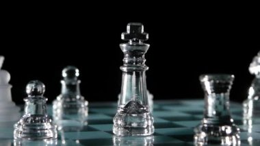Satranç tahtasında satranç taşlarını dövüş