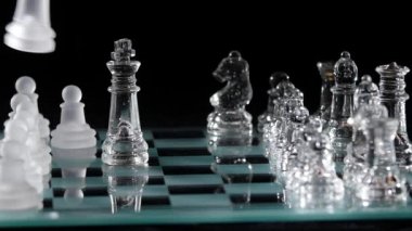 Camsı satranç siyah arka plan üzerine yerleştirilir. Yavaş çekim