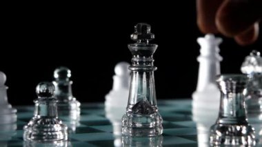 Yakın, siyah arka plan üzerinde cam satranç taşları. Yavaş çekim