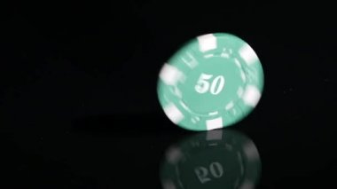 Poker Chips 50 siyah bir arka plan açar. Yavaş çekim