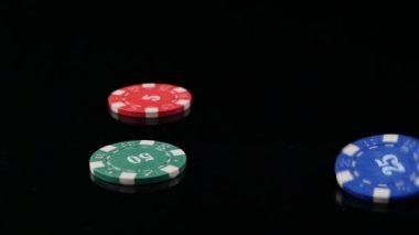 Siyah bir arka plan üzerinde casino düşen üç poker fişleri. 3 paket. Yavaş çekim