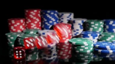 Zar oyunu poker fişleri arka plan düşüyor. Yavaş çekim.