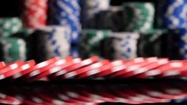 birçok poker fişleri siyah bir arka plan düşüyor. 2 paket. Yavaş çekim