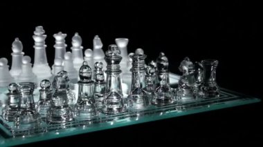 Chesboard üzerinde satranç taşıyın