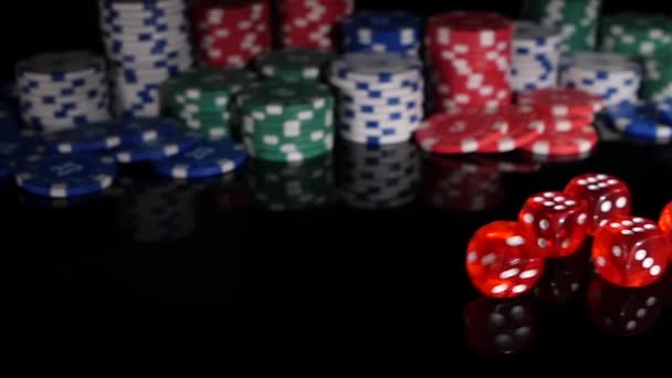 Ρίχνοντας κόκκινα ζάρια στο φόντο των chips του πόκερ. 3 πακέτο. Αργή κίνηση. — Αρχείο Βίντεο