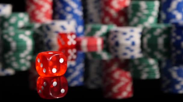 Кидати червоні кубики на тлі покерних фішок. 3 пакети. Повільний рух . — стокове відео
