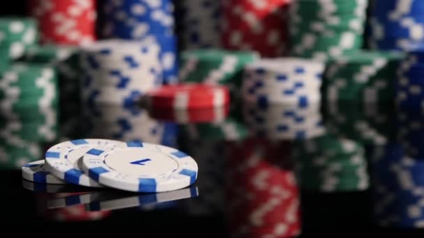 Birçok poker fişleri siyah bir arka plan düşüyor. 2 paket. Yavaş çekim — Stok video