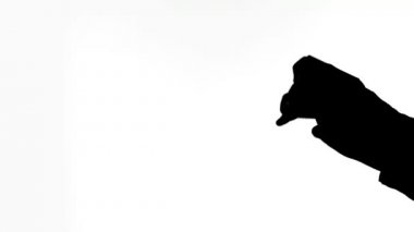 Onun kart hile, siluet gösteren sihirbaz adamın elleri