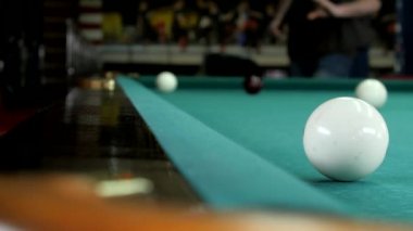 Genç adam bir bilardo cebine girdi..