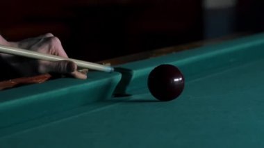 Cue kırmızı bilardo topuvurur. Yavaş çekim