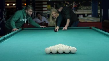 arkadaşlar bilardo oyunu için bir araya geldi. Yavaş çekim