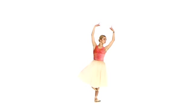 Молодая балерина делает танцевальный трюк, грандиозные баттлы, на белом фоне — стоковое видео