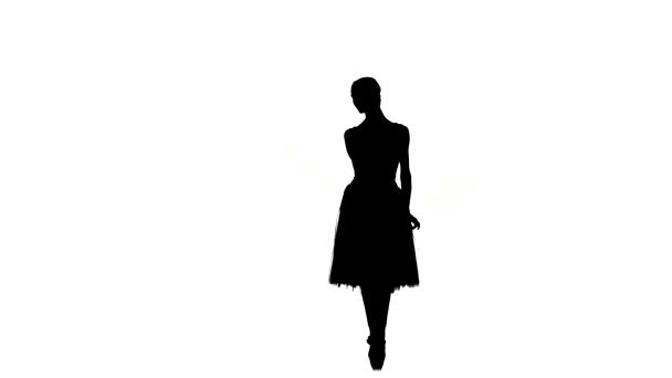 Giovane ballerina che fa trucco di danza, battements tendus, su sfondo bianco, silhouette — Video Stock