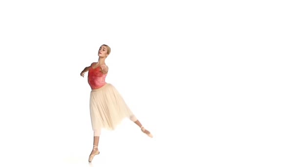 Jeune fille danse ballet, sur fond blanc, ralenti 