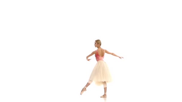 Jolie fille dansant ballet, sur fond blanc, ralenti 