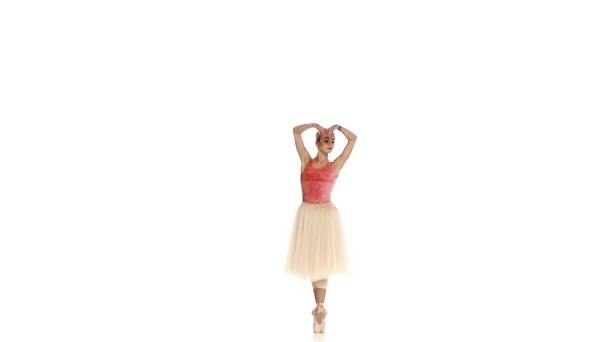 Молодая балерина делает танцевальный трюк, грандиозные баттлы, на белом фоне, замедленная съемка — стоковое видео