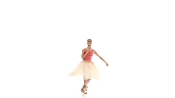 Jeune fille danse ballet sensuel, sur fond blanc, ralenti 