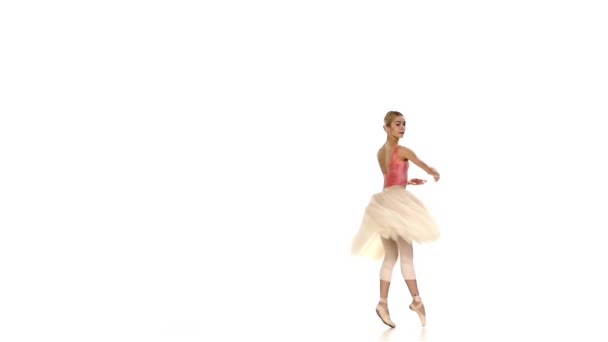 Vackra ballerina gör danstrick, battements tendus, på vit bakgrund, slow motion — Stockvideo